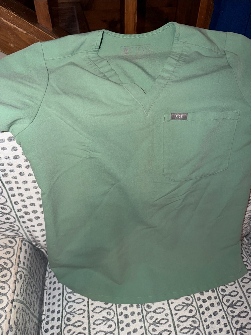 Figs Men’s V-Neck Scrub Top - Sage Green